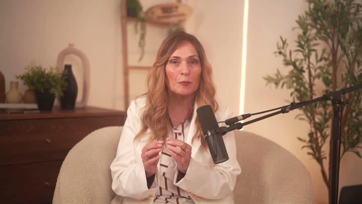 הסרטון הגולמי: פנינה מדברת למיקרופון, בלי עריכה