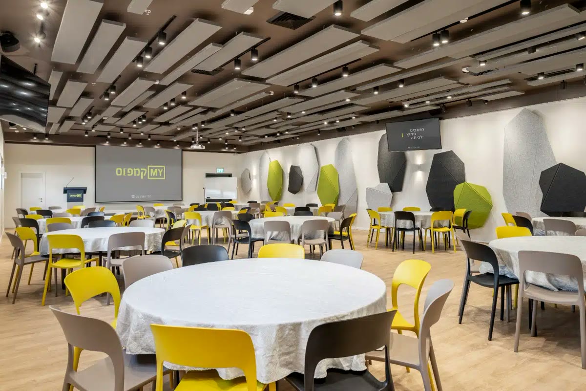 אולם עם שולחנות עגולים ב-MY Campus